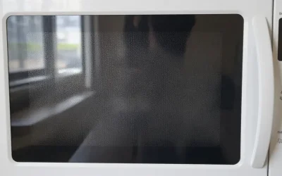 Le logo micro-ondes sur le plastique cache une vérité que les fabricants ne vous disent pas