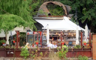 Store banne double pente : pourquoi les terrasses sans mur ne doivent plus attendre une solution d’ombrage durable